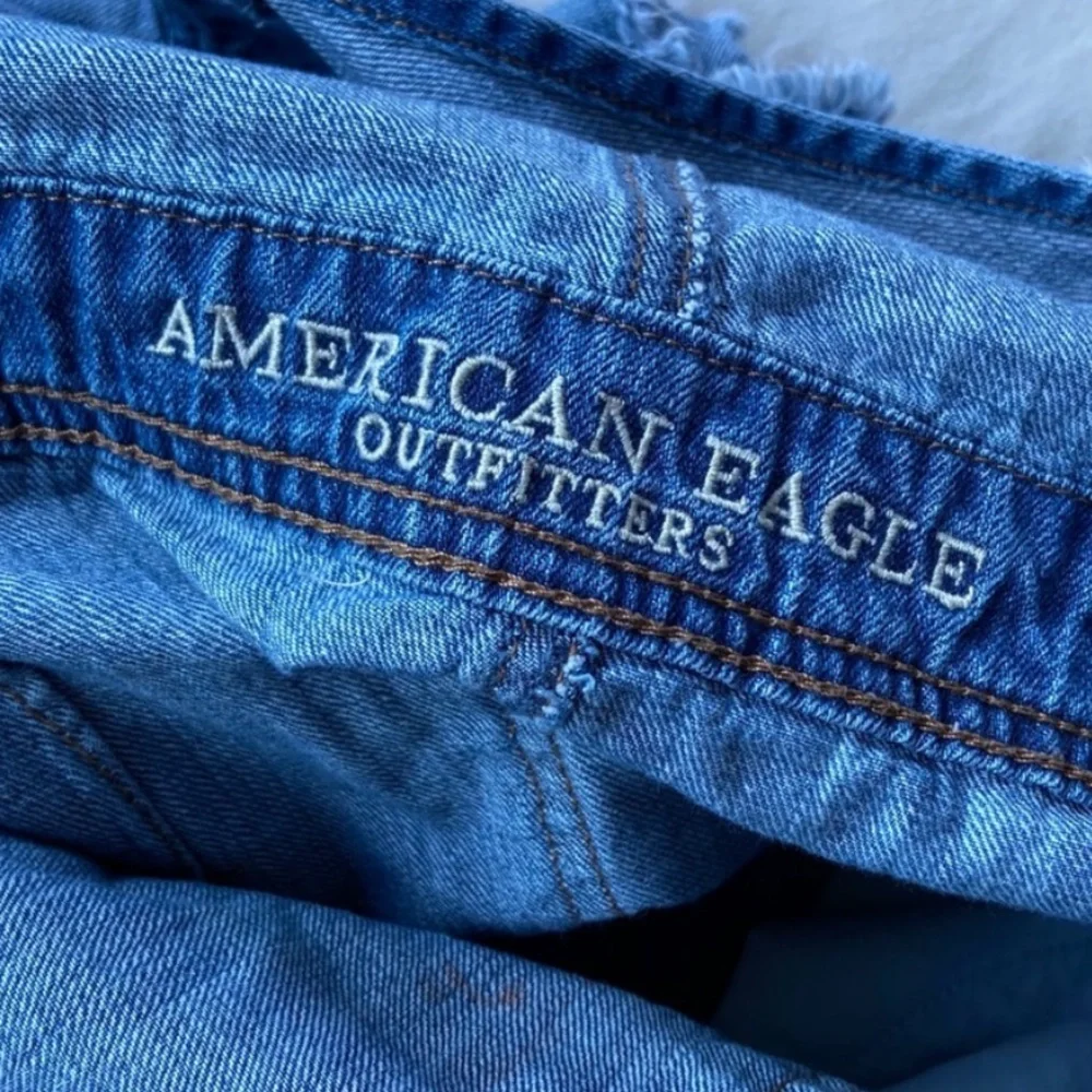 American Eagle Distressed Tomgirl Shortall Denim
Overalls in Medium Wash, Small - Picture 5 of 6